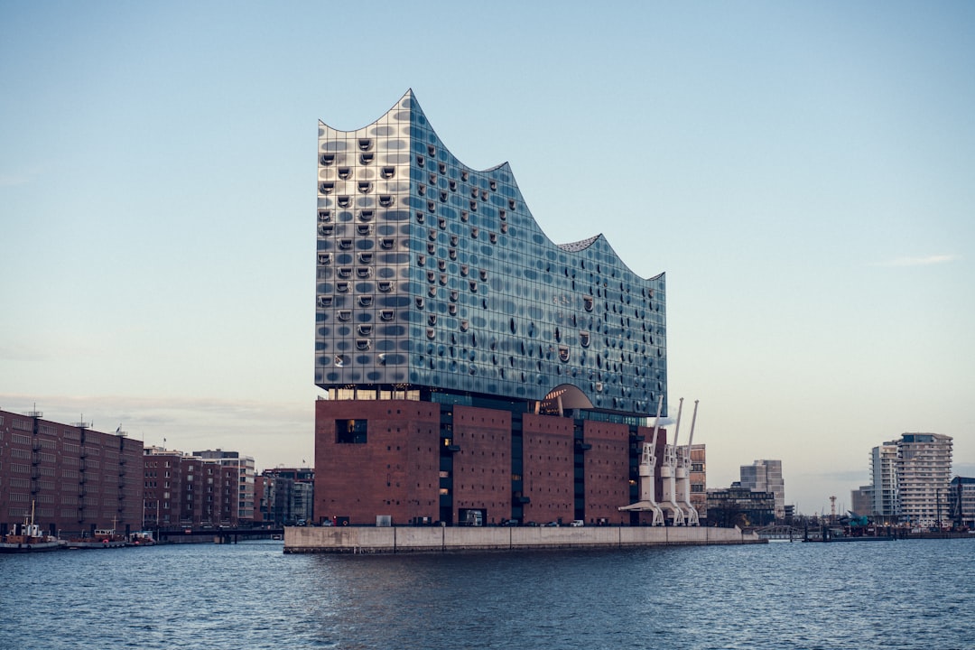 Die Hamburger Elbphilharmonie bei Tageslicht direkt am Wasser der Elbe als Ziel einer Kulturreise